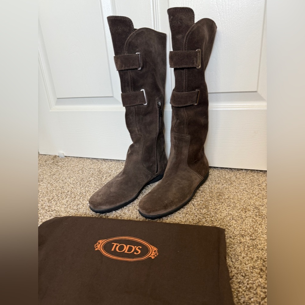 Beautiful size 8.5 (like 8) Tod’s brown suede boots in near perfect condition